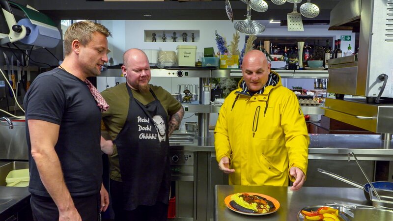 L-R: Maximilian and chef Schulzi – Bild: Warner Bros. Discovery