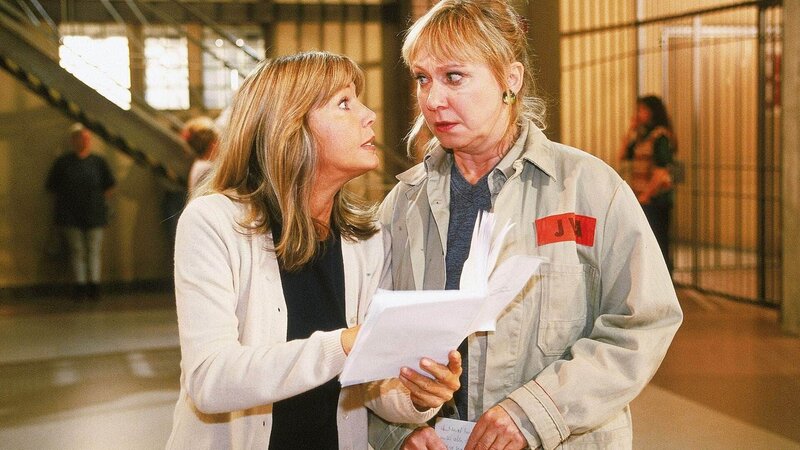 Ilse (Christiane Reiff, re.) soll einen Roman für einen Verlag schreiben und bekommt plötzlich eine Schreibblockade. Zu allem Überfluß nervt sie Jeanette (Christine Schuberth) mit ihrem schlechten Manuskribt. – Bild: RTL