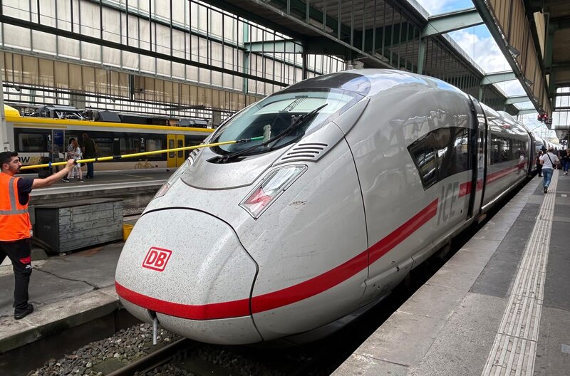 ICE neo im Stuttgarter Hauptbahnhof. Mit der Fertigstellung von „Stuttgart 21“ fahren die Züge unterirdisch in den neuen Bahnhof. – Bild: SWR/​Alexander Schweitzer