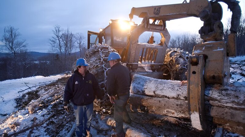 Rudy Pelletier talks with the operator of a grapple skidder on a worksite at the Pelletier’s vast logging operation in Northern Maine. – Bild: Discovery Communications LLC.