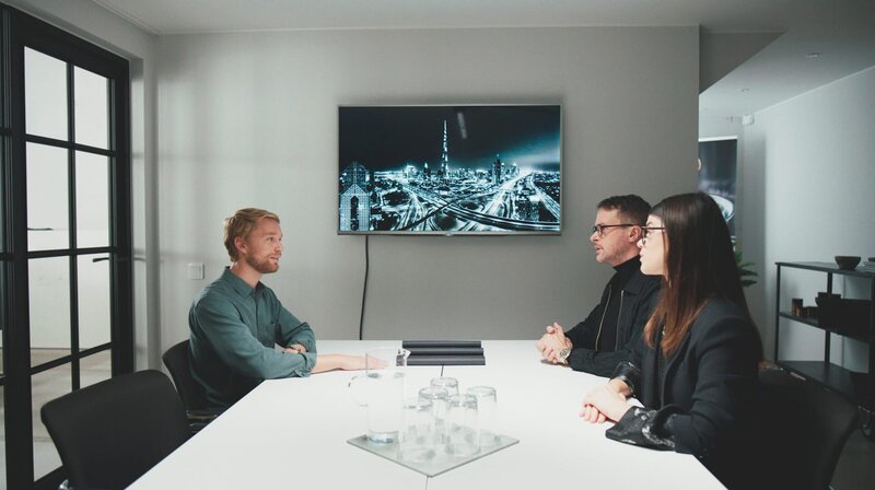 Ola (Björn Gustafsson) bekommt statt der erwarteten Kündigung ein Jobangebot in Kopenhagen. – Bild: NDR/​Warner Bros International