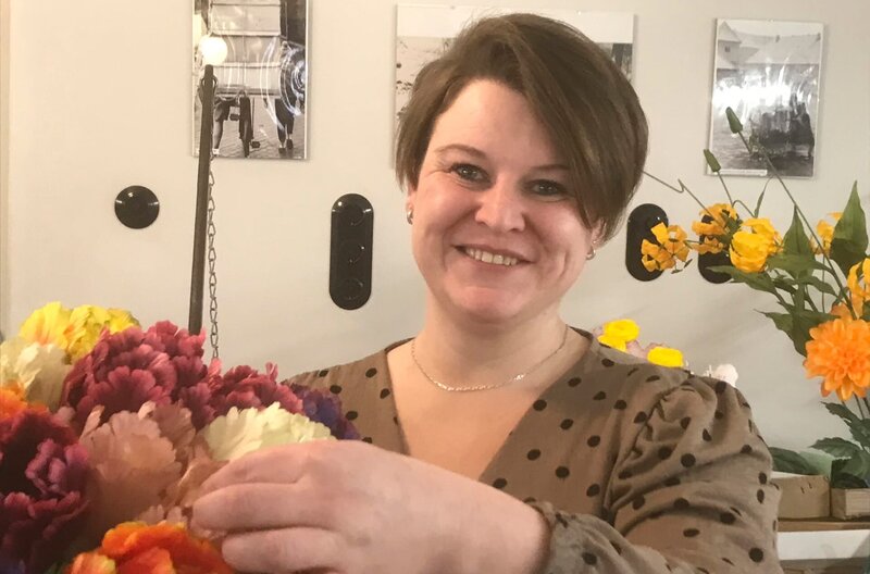 Lisa Schmidt Chefin der Deutschen Kunstblume Sebnitz mit Seidenblumenstrauß – Bild: MDR/​Anne Flemming