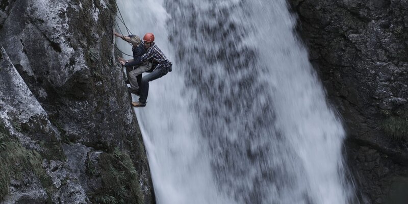 Die kleine Isabella (Miriam Weiskopf) wird in letzter Sekunde von Andreas (Martin Gruber) gerettet. – Bild: ZDF
