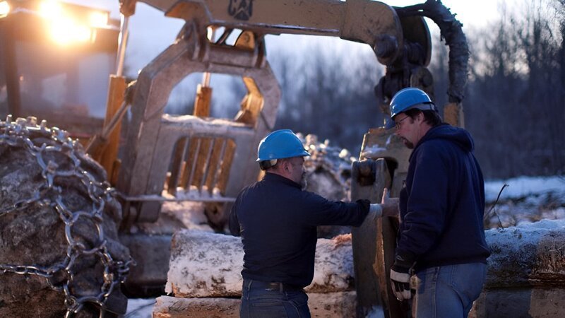 Rudy Pelletier talks with the operator of a grapple skidder on a worksite at the Pelletier’s vast logging operation in Northern Maine. – Bild: Discovery Communications LLC.