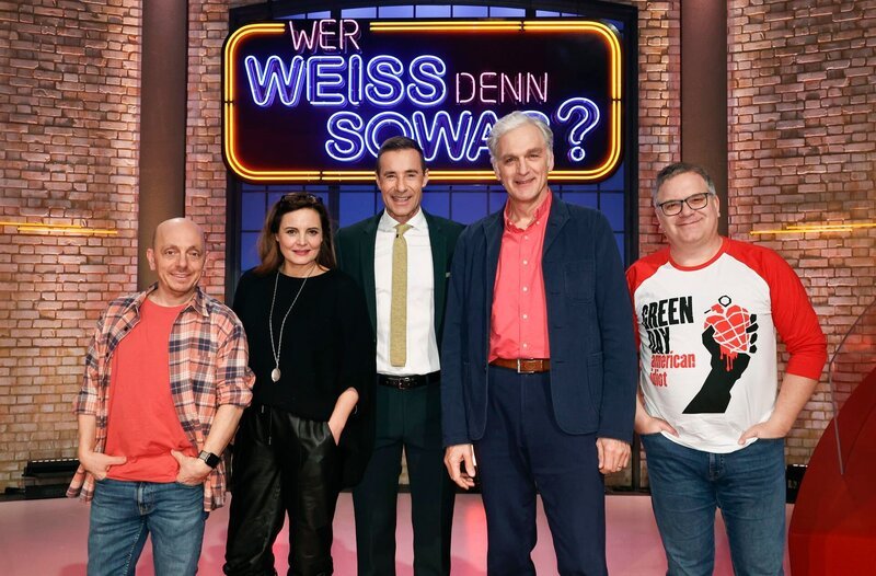 Moderator Kai Pflaume (M.) und seine Rateteam-Kapitäne Bernhard Hoëcker (l.) und Elton (r.) begrüßen in dieser Sendung die Schauspielerin Elisabeth Lanz (2.v.l.) und den Schauspieler Walter Sittler (2.v.r.). – Bild: ARD/​Morris Mac Matzen