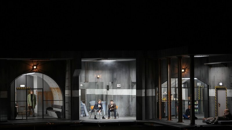 Im Bild (v.li.): Robert Raso (Curio), Christophe Dumaux (Giulio Cesare), Jake Ingbar (Nireno), Andrey Zhilikhovsky (Achilla), Yuriy Mynenko (Tolomeo). – Bild: ORF/​Roman Zach-Kiesling
