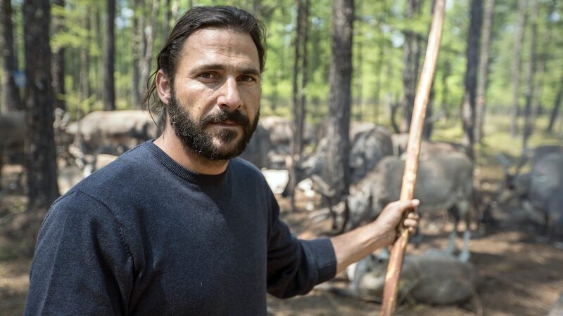 Evenki, China – Hazen crossing river with reindeer. – Bild: Harry Palmer /​ National Geographic