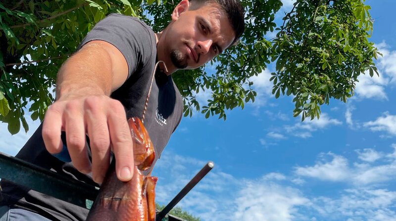 Hofverkauf auf dem Naturgut Köllnitz: Fischer Sander lockt mit frischem Räucherfisch. – Bild: NDR/​RBB/​Patricia Corniciuc