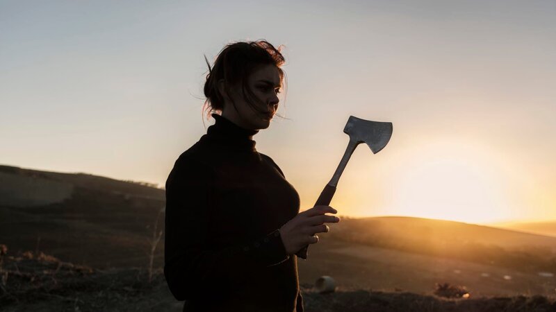 Diana hacks Sherris body. She throws her weapons/​body parts in black bags over the cliff. – Bild: Discovery Communications/​Raquel Fernandes