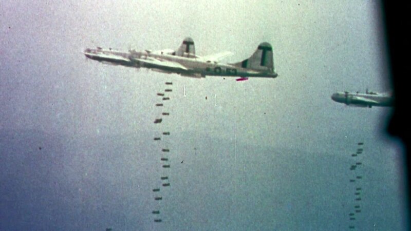 US planes dropping bombs – Bild: ORF/​ZDF