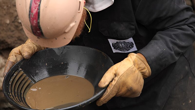 Jimmy Dorsey pans for gold. – Bild: Discovery Communications