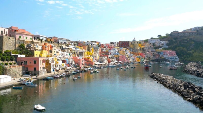 Durch vulkanische Aktivitäten entstanden: Procida ist nur vier Quadratkilometer groß und mit 10.000 Einwohnern die am dichtesten besiedelte Insel im ganzen Mittelmeerraum. – Bild: NDR/​Konstantin Tanner