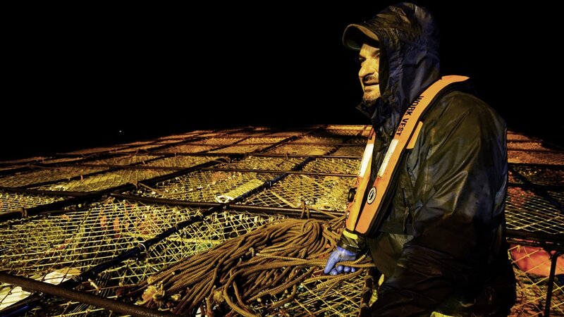 Deckhand Nick Mavar ties pots on the stack after a well-earned season comes to an end for the Northwestern. – Bild: Discovery Communications, LLC