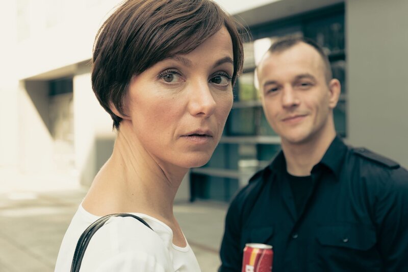 Mira (Julia Koschitz) begegnete auf ihrem Weg ins Büro in der „Sunshine City“ Security-Mann (Paul Wollin). – Bild: Petro Domenigg /​ FILMSTILLS.AT K /​ ZDF und Petro Domenigg /​ FILMSTI