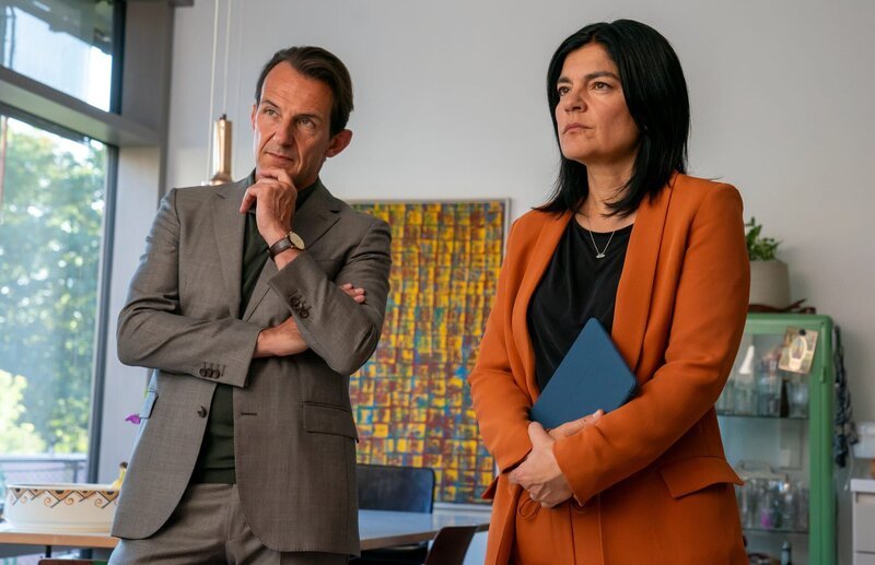 Mina Amiri (Jasmin Tabatabai) und Oliver Radek (Hans-Werner Meyer) sind skeptisch: War das Verhältnis des verschwundenen Tim Eifler zu seiner Schwester Celina tatsächlich so harmonisch? – Bild: ZDF
