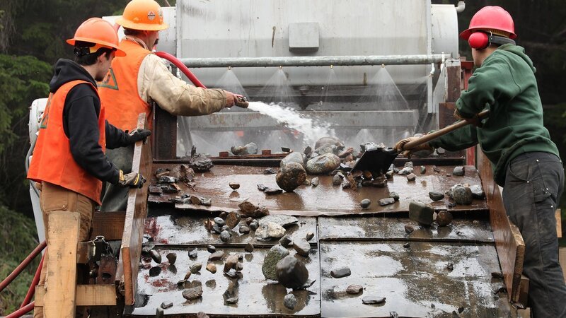 Thurber and crew moving rocks through the shaker. – Bild: Discovery Communications