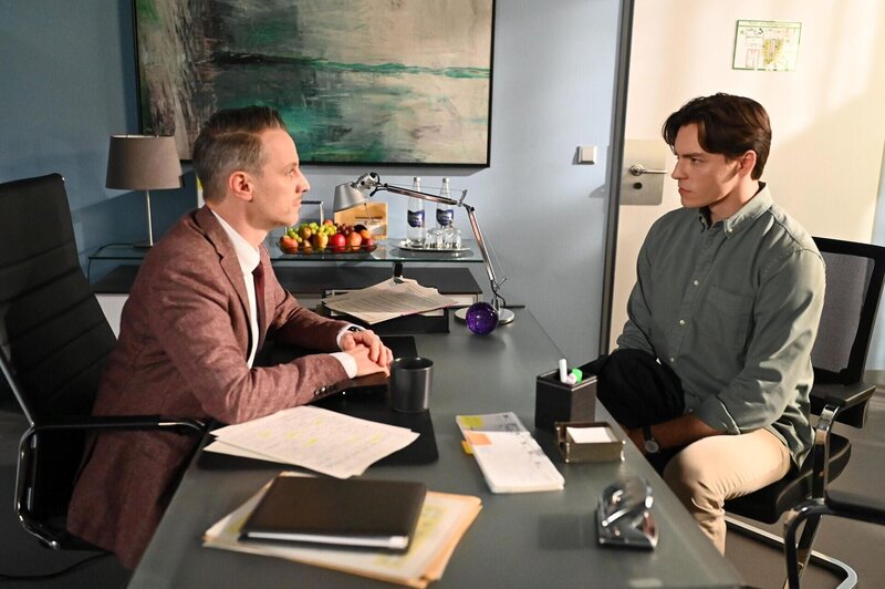 Kilian (Marc Dumitru, l.) verweist Johannes (Maximilian Schneider) unnachgiebig auf seinen Platz. – Bild: RTL /​ Julia Feldhagen /​ Vom Jäger zum Gejagten