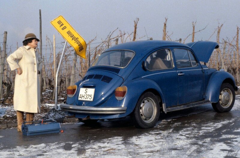 Köberle (Walter Schultheiß, im Auto) und seine Schwester Gertrud (Trudel Wulle) stecken in Schwierigkeiten. – Bild: SWR