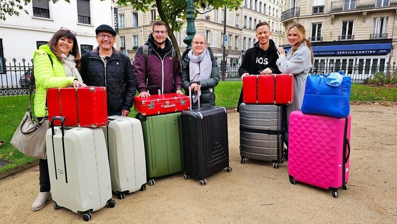 Reiseziel: Paris, Frankreich – (v.l.) Marion und Ingo, Tim und Leonie sowie Chris und Alexandra. Welches Paar darf Luxus-Urlaub genießen? Wer zieht Standard? Wer muss im Low-Budget-Urlaub jeden Cent umdrehen? Die Antworten warten in den roten Koffern. – Bild: RTL