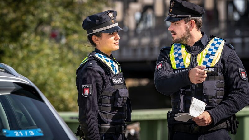 Pinar (Aybi Era) und Kris (Marc Barthel) stellen fest, dass die Unfallspuren nicht zu dem geschilderten Unfallhergang passen. – Bild: ZDF