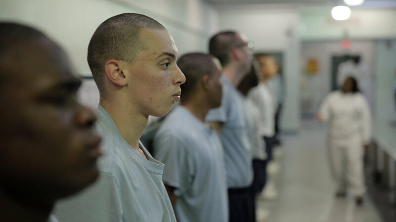 Strammstehen für die Freiheit: Im Bootcamp wird den Sträflingen alles abverlangt. – Bild: ZDF