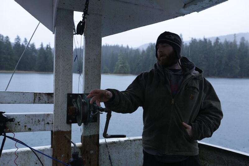 Oliver Johnson examines his boat before performing a „shakedown cruise.“ (National Geographic/​Mario Tadinac) – Bild: National Geographic /​ Mario Tadinac