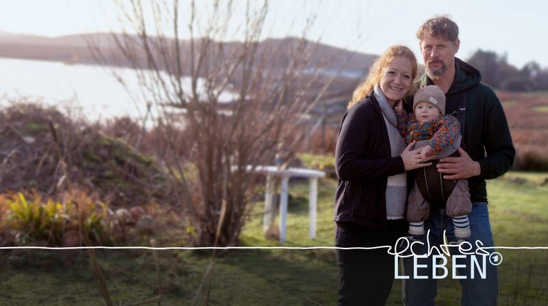 Alles auf Anfang: Polizist Lars entflieht dem ruppigen Großstadttrubel Münchens. Auf einer schottischen Insel, der Heimat seiner Frau, wagt er mit seiner kleinen Familie einen Neustart. – Bild: SWR/​Johannes Kröger