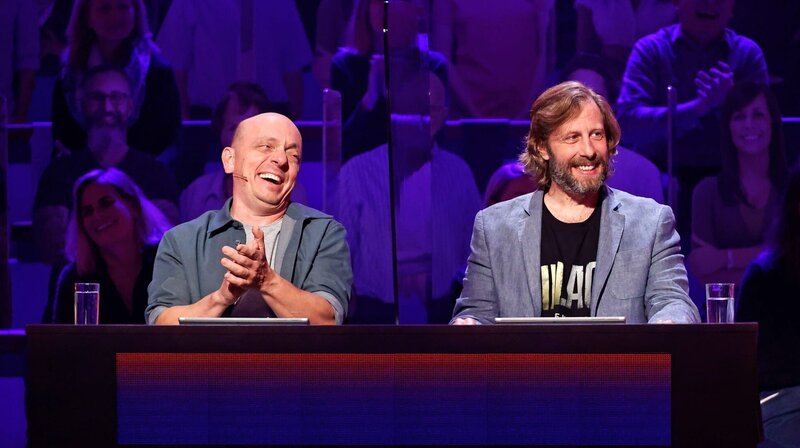 Rateteam-Kapitän Bernhard Hoëcker (l.) und der Schauspieler Oliver Korittke (r.) bilden ein Rateteam. – Bild: ARD/​Morris Mac Matzen