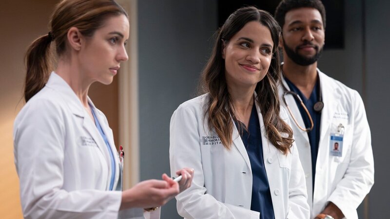 Grey’s Anatomy Staffel 21 Folge 12 Besuch am Krankenbett: Adelaide Kane als Dr. Jules Millin, Natalie Morales als Dr. Monica Beltran, Anthony Hill als Dr. Winston Ndugu – Bild: SRF/​Disney