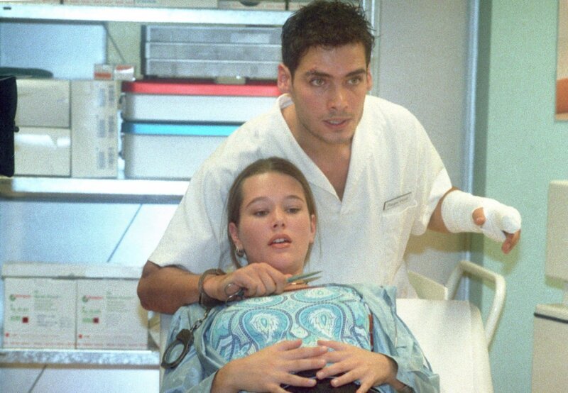 MDR Fernsehen IN ALLER FREUNDSCHAFT FOLGE 59, „Auf Messers Schneide“, am Dienstag (17.04.12) um 12:30 Uhr. Felix (Thorsten Grasshoff) hat Alina (Alissa Jung) als Geisel genommen. – Bild: MDR/​Laue