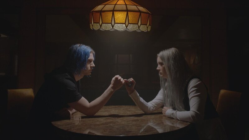 Kai Anderson (Evan Peters, l.); Winter Anderson (Billie Lourd, r.) – Bild: Twentieth Century Fox Film Corporation