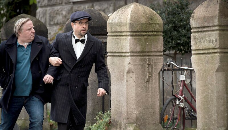 Kommissar Frank Thiel (Axel Prahl, l) und Prof. Karl-Friedrich Boerne (Jan Josef Liefers, r). – Bild: WDR/​Martin Valentin Menke