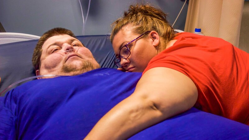 Cillas and his fiance are lying down. – Bild: Discovery Communications.