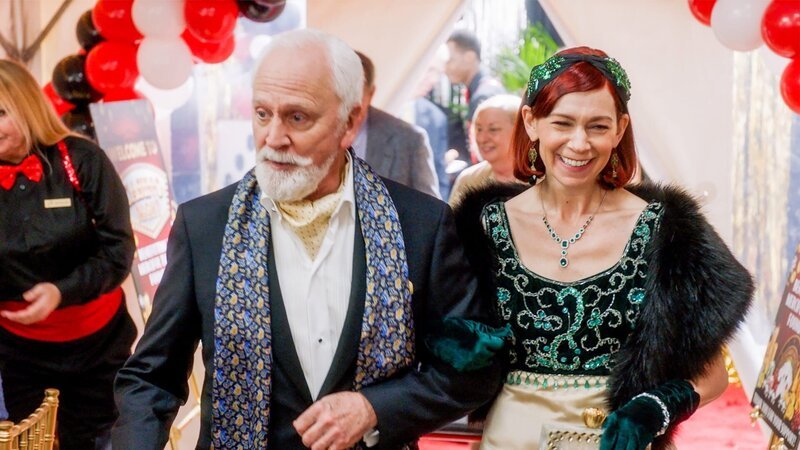 John Rubinstein (Baron Axel von Reichler), Carrie Preston (Polly). – Bild: ORF/​PRO7/​Warner