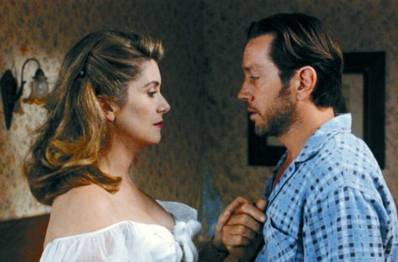 Lilianes (Catherine Deneuve) Jugendliebe Yvon (Bernard Giraudeau) kehrt unerwartet in ihr Leben zurück. – Bild: ARTE /​ Ciby 2000/​Caméra Noire/​TF1 Films Productions