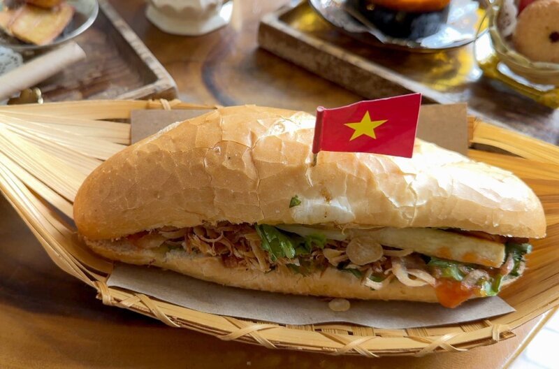 Báhn Mì – ein Sandwich gefüllt mit Fleisch, Gemüse und Soße – entstand aus einer Verbindung der französischen und der vietnamesischen Küche. – Bild: Elephant Adventures