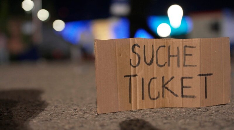 Sie träumen vom großen Spiel – und landen im Ticket-Albtraum. Die Reportage begleitet Fans auf dem Weg zu den größten Fußballereignissen des Jahres: dem DFB-Pokalfinale und dem Champions-League-Finale 2025. Doch der Traum vom Stadionerlebnis droht zu platzen – Tickets sind Mangelware, der Schwarzmarkt boomt. Oft bleibt nur der inoffizielle Weg: überteuerte Karten, die sich am Ende als gesperrt oder gefälscht entpuppen könnten. Weiteres Bildmaterial finden Sie unter www.br-foto.de. – Bild: BR/​Antonio Jung1