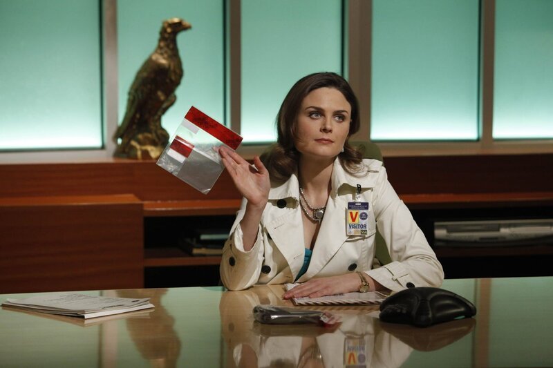 Dank Brennans (Emily Deschanel) Einsatz ist schnell klar, um wen es sich bei dem Toten handelt, der bei der Überflutung des U-Bahn-Tunnels ans Tageslicht befördert wurde. – Bild: Universal TV