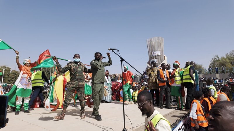 Musiker feiern den Beginn der Allianz der Sahelstaaten in Nigers Hauptstadt Niamey. – Bild: ZDF