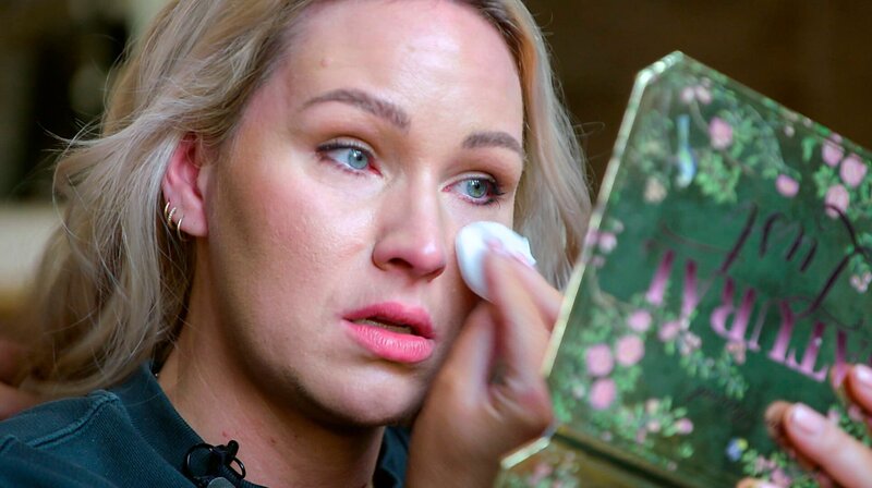 NORDDEUTSCHER RUNDFUNK Oh Baby – Sowas von Mama! Evelyn macht ihr Job als Moderatorin, Podcasterin und Influencerin Riesenspaß. Aber in manchen Momenten kommt sie sich vor, als sei sie die ‚schlechteste Mama der Welt‘. – Bild: NDR/​Flow Media