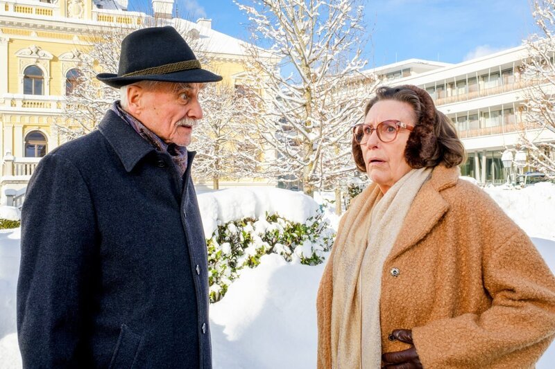 L-R: Fritz Schwenk (Bernd Birkhahn), Emmi Swirsky (Hertha Schell). – Bild: Satel Film /​ ORF /​ Petro Domenigg