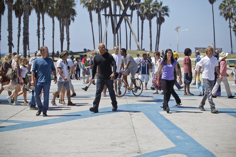 Verzweifelt suchen sie die Stadt ab, als sie erfahren, dass ein alter Bekannter es auf einen aus der Crew abgesehen hat: Callen (Chris O’Donnell, vorne l.) und Sam (LL Cool J, vorne 2.v.l.) … – Bild: CBS Broadcasting, Inc.