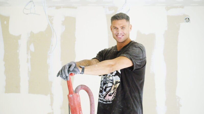 Leistungssportler Martin sucht beim Schwimmen Abwechselung vom anstrengenden Hausbau. – Bild: BR/​RecnRoll/​RecnRoll