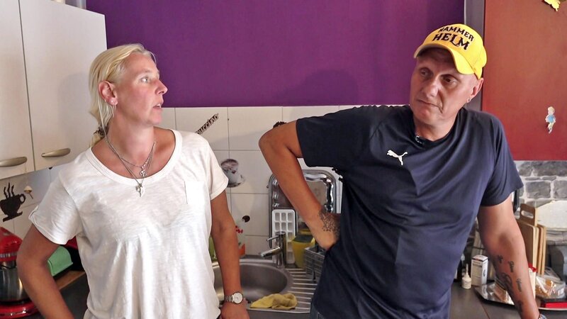 Elvis ist gesundheitlich angeschlagen.  Statt sich gründlich untersuchen zu lassen, stellt Elvis lieber selbst die Diagnose, was zu regelmäßigen Diskussionen mit Ehefrau Katrin führt.. – Bild: RTL Zwei