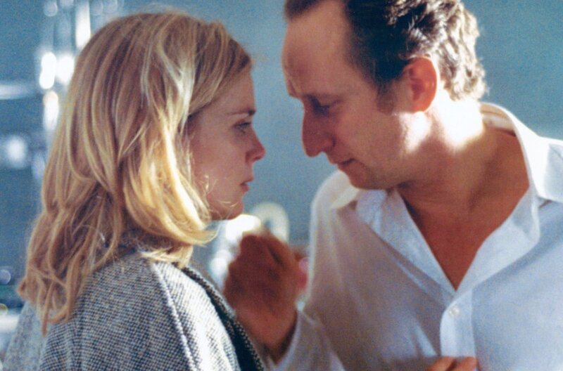 Claire (Isabelle Carré) und Laurent (Benoît Poelvoorde) fühlen sich voneinander angezogen, was sie beide verstört. – Bild: Thierry Valetoux/​Soudaine Compagnie
