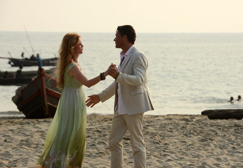 Aus einer Zufallsbekanntschaft wurde Liebe: Anna (Esther Schweins) und Hendrik (Hardy Krüger jr.) an einem Stand von Myanmar. – Bild: ARD Degeto/​ARD Degeto/​Lisa Film/​O. Roth