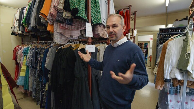 Im Fundus des Theaters in der Josefstadt Inspizient Claudio Hiller. – Bild: ORF/​Satel Film/​Matthias Trinkl