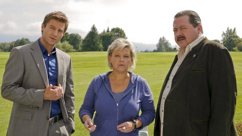 Angela Habach (Andrea Wildner) schildert den Kommissaren Sven Hansen (Igor Jeftic, l.) und Korbinian Hofer (Joseph Hannesschläger, r.) ihre Beobachtungen. – Bild: ZDF