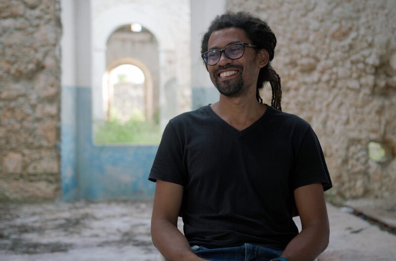 Muhammad Cassimo ist Architekt und gehört zur Generation junger Afrikaner, die Mosambiks wechselvolle und turbulente Geschichte aufarbeiten und der Insel zu neuem Glanz verhelfen wollen. – Bild: MedienKontor/​Rewild Production