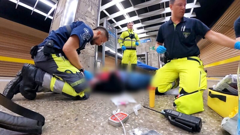 Notarzt Doktor Don-Felix Ryzek (li.) aus München muss eine junge Patientin in einer U-Bahnstation versorgen. Die Frau hat einen Krampfanfall. Die Herausforderung: Er muss schnell herausfinden ob es sich um einen epileptischen oder einen psychogenen Anfall handelt. – Bild: RTLZWEI